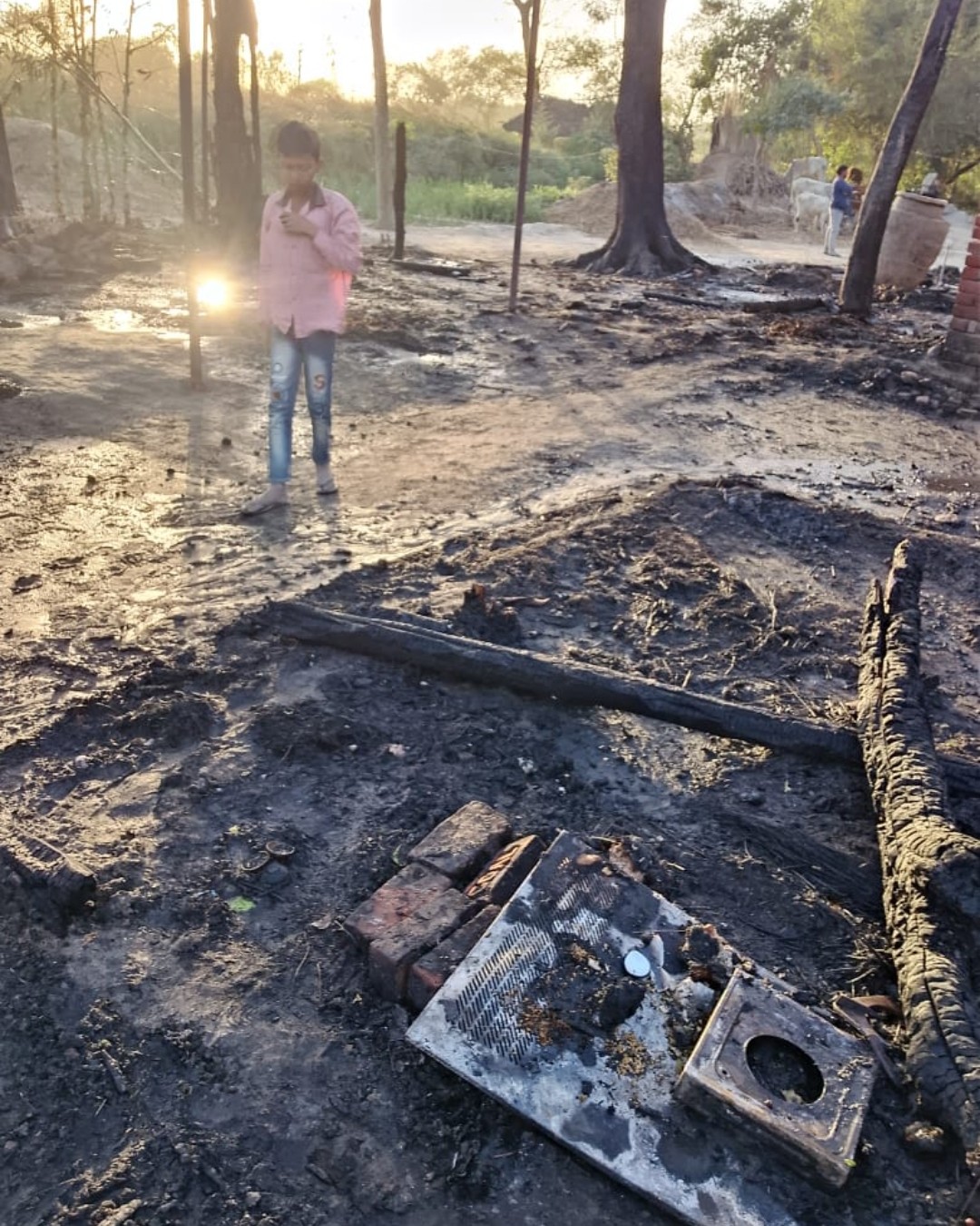 अज्ञात कारण से लगी आग आधा दर्जन घर जलकर राख