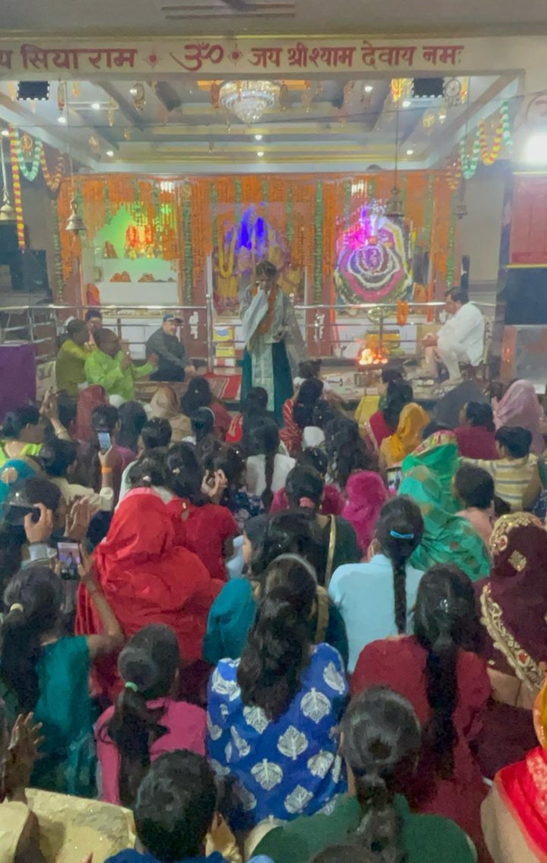 श्याम भजन पर पूरी रात को महिलाओ के साथ पुरुषों की टोली ने खूब उड़ाया गुलाल-अबीर फूलो की होली भी खेली