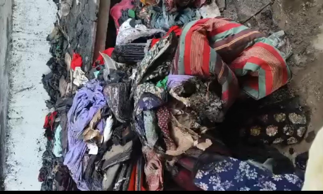 देर रात अचानक कपड़ा मार्किट में लगी आग कपड़े की दुकान जलकर हुई राख
