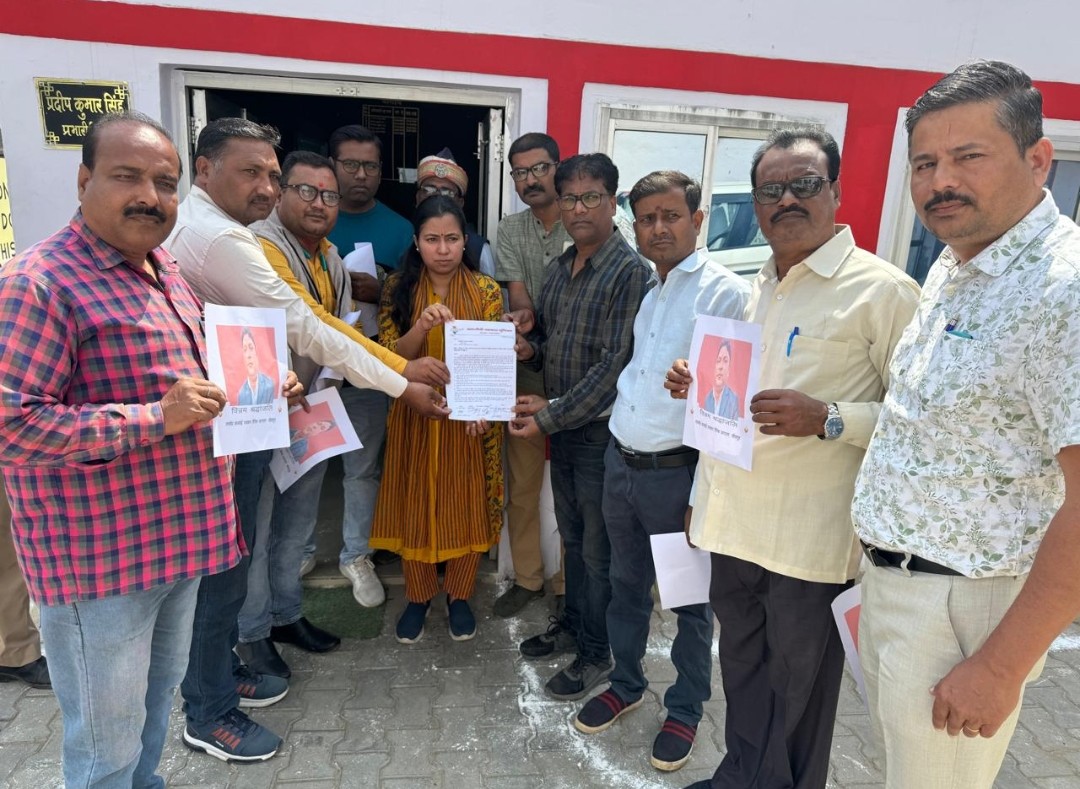 पत्रकारों ने राज्यपाल को संबोधित ज्ञापन एसडीएम को दिया