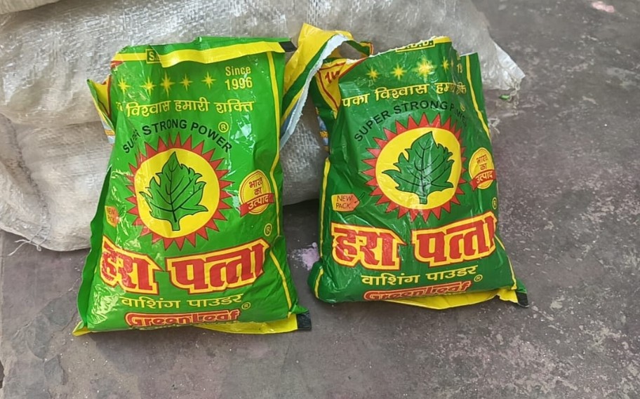 किराने की दुकान से नकली हरा पत्ता सर्फ़ बरामद, पुलिस ने की छापेमारी