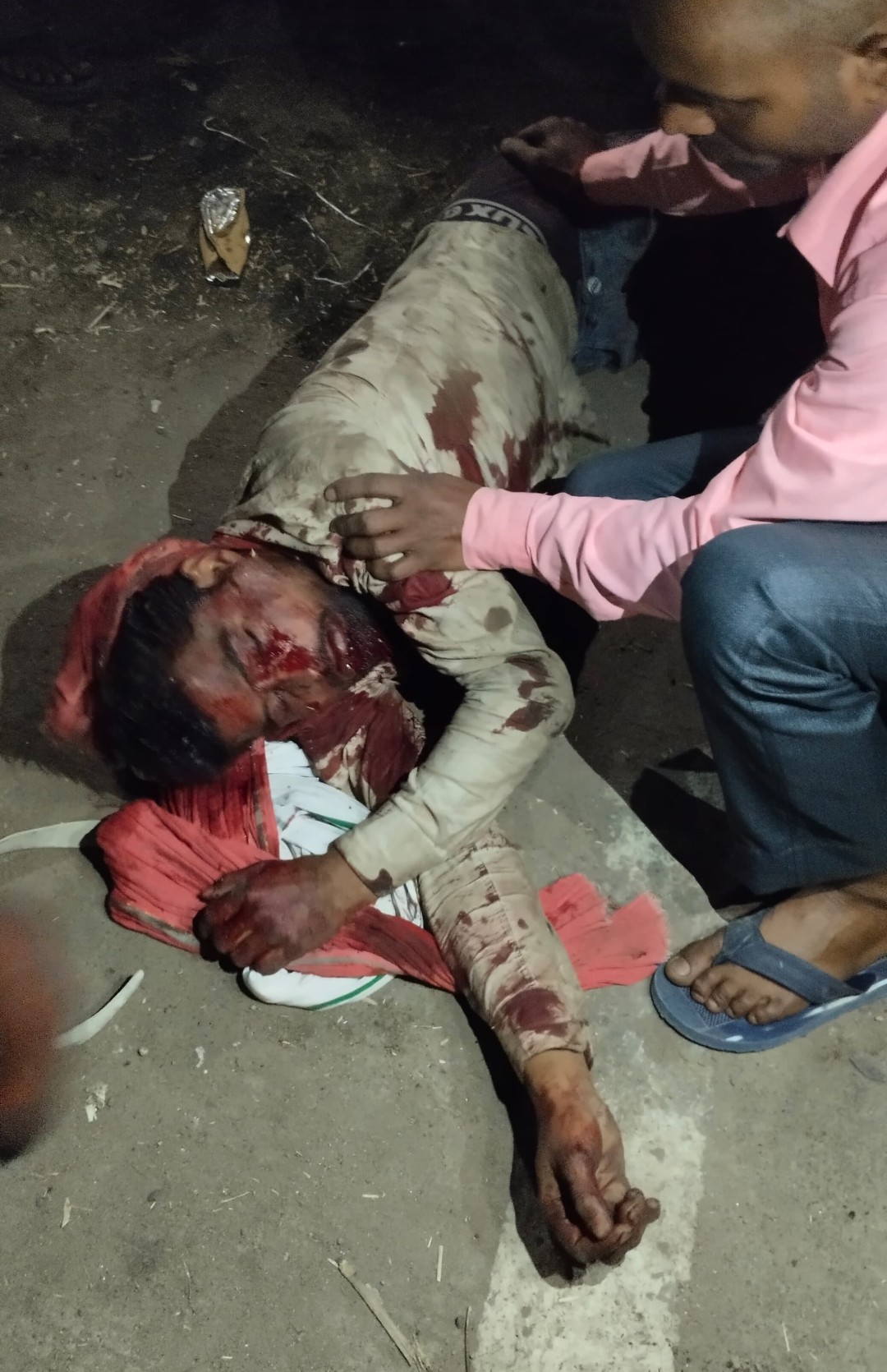 थाने से चंद कदम दूर घायल पड़ा रहा सड़क पर