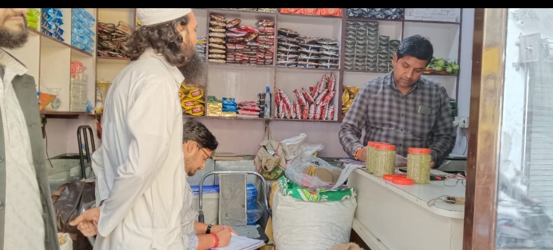 मिलावटी खाद्य पदार्थों की बिक्री रोकने के लिए दुकानों पर छापेमारी