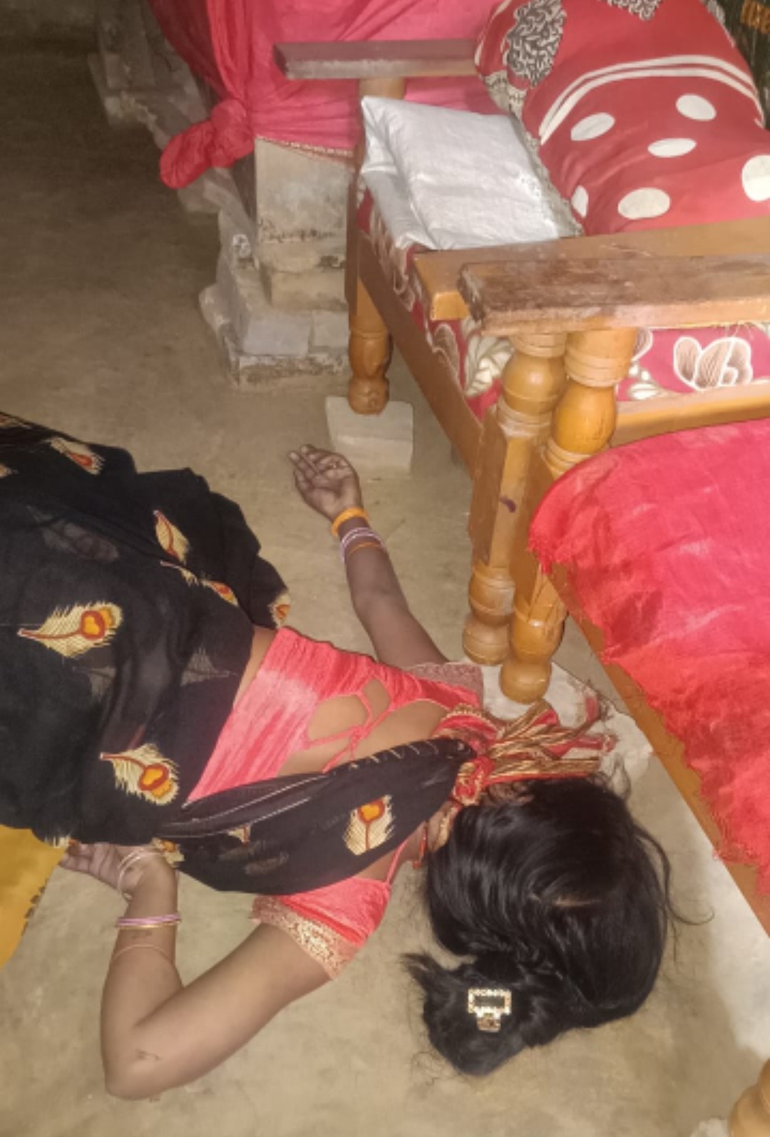 पति से फोन पर कहा-सुनी के बाद विवाहिता ने लगा ली फांसी