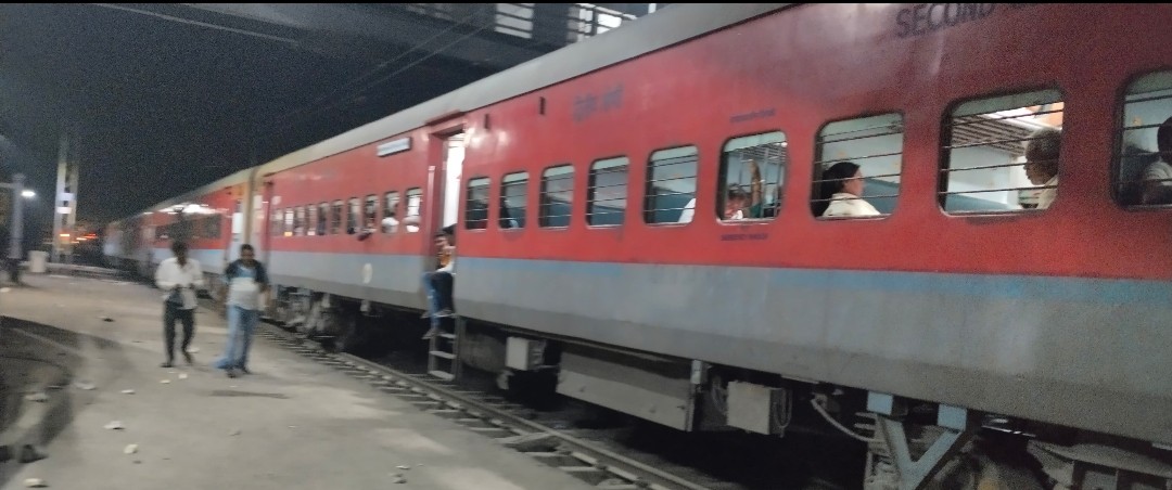 ...फिर ट्रेनों पर लग गई ब्रेक