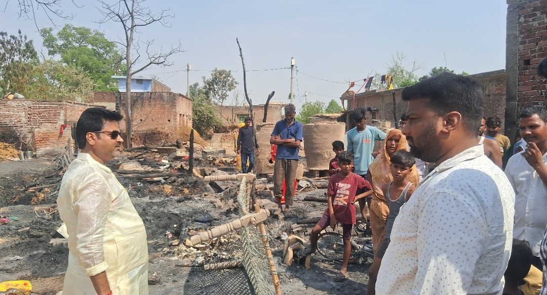 अग्नि पीड़ितों की की मदद