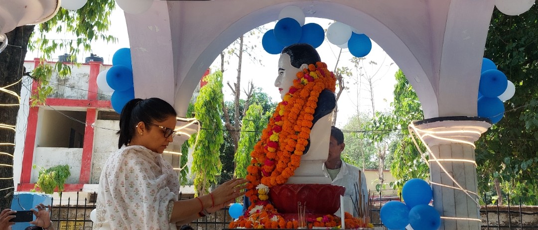 आम्बेडकर जयन्ती पर शहीद पार्क एवं आम्बेडकर पार्क पहुंची जिलाधिकारी