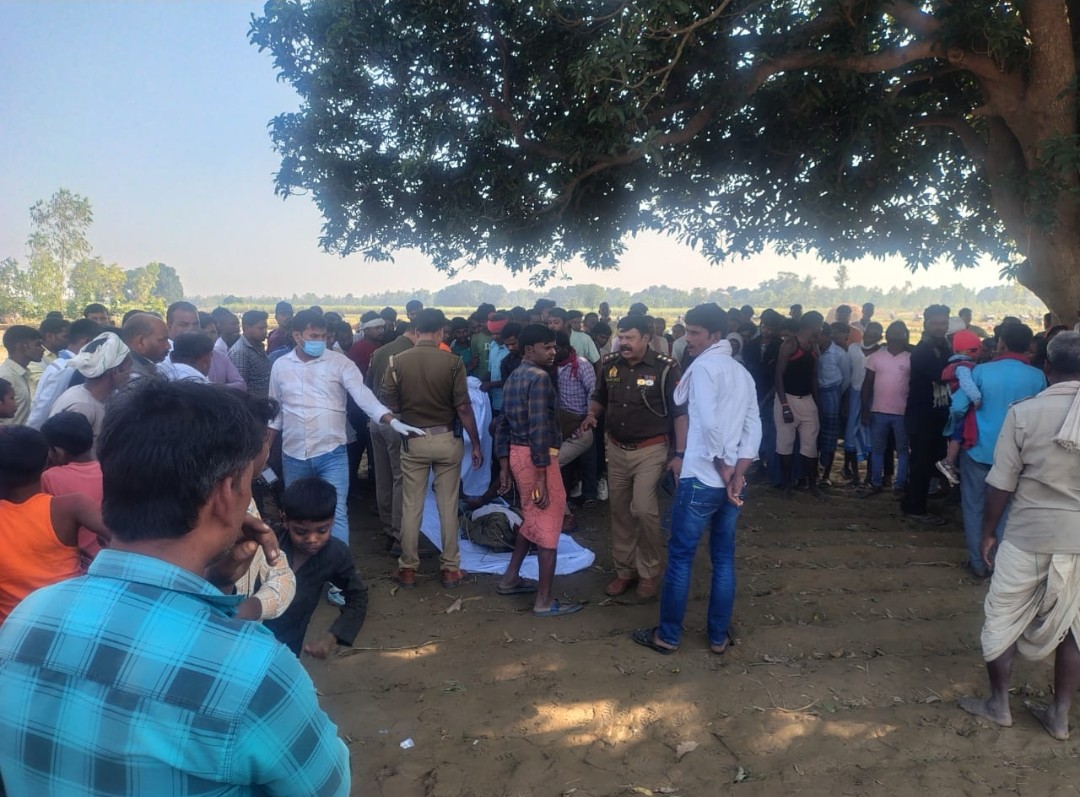 पत्नी की मौत के बाद गांव के बाहर पति का पेड़ से लटकता शव मिला