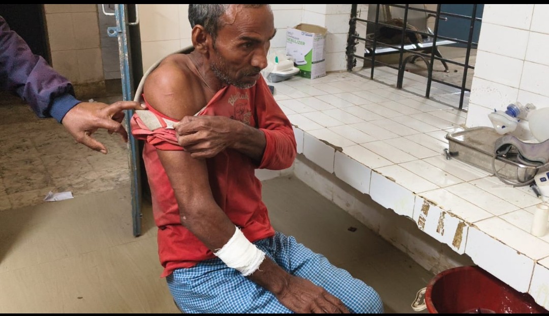 घर से दुकान जा रहे बुजुर्ग पर तेंदुए ने किया हमला, इलाज के लिए सीएचसी रेफर
